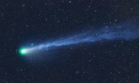 Ngắm &apos;sao chổi ác quỷ&apos; màu xanh lá cây phát nổ phóng qua Thiên hà Andromeda 