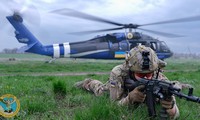 Đặc nhiệm Ukraine đổ bộ tác chiến từ trực thăng Black Hawk
