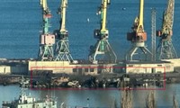 Xuất hiện hình ảnh tàu đổ bộ Nga bị hư hại sau khi trúng tên lửa hành trình Ukraine