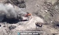 Xuất hiện video Ukraine phá hủy đoàn xe bọc thép Nga gần Chasov Yar