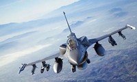 Mỹ cung cấp bom và tên lửa cho máy bay F-16 của Ukraine