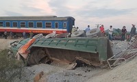 Hiện trường vụ tàu khách đâm phải xe tải khiến 2 người chết tại Tĩnh Gia, Thanh Hóa ngày 24/5 vừa qua.