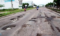 Mặt đường Quốc lộ 1 qua Bình Định hư hỏng nặng, nhà đầu tư chậm sửa chữa, nên bị dừng thu phí. Ảnh: SGGP.