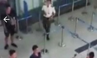 Nhân viên hàng không Lê Thệ Gi. (áo đỏ) bị nhóm hành khách đánh hội đồng vì từ chối chụp ảnh cùng. (Ảnh cắt từ clip).
