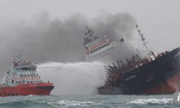 Tàu Aulac Fortune cháy trên biển Hong Kong.