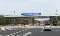 Trạm thu phí trên tuyến cao tốc TPHCM - Dầu Giây.