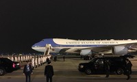 Chiếc Air Force One của Tổng thống Mỹ Donald Trump hạ cánh xuống Nội Bài.