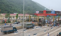 Nhiều chủ phương tiện và người dân địa phương tập trung cản trở hoạt động của trạm thu phí BOT Hoà Lạc - Hoà Bình để đòi miễn giảm phí. 