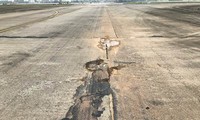 Đường cất hạ cánh, đường lăn sân bay Nội Bài xuống cấp, phùi bùn.