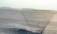 Hư hỏng bê tông nhựa khu vực S3 tiếp giáp đường cất hạ cánh 11L/29R sân bay Nội Bài.