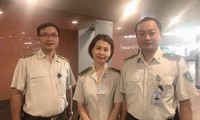 Ekip An ninh sân bay Nội Bài đã hỗ trợ khách tìm lại tài sản bỏ quên.