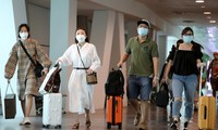 Khách từ châu Âu vẫn được về Việt Nam nhưng phải chấp hành nghiêm ngặt quy định về kiểm soát y tế và cách ly khi xuống sân bay.