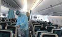 Trên mỗi chuyến bay mua dịch bệnh, khách phải được bố trí ngồi cách nhau 1 ghế trống. 