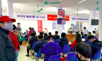 Người lao động đợi làm thủ tục bảo hiểm thất nghiệp tại Hà Nội.