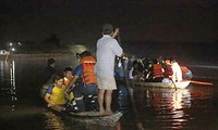 Lực lượng cứu hộ tìm kiếm nạn nhân vụ lật thuyền ở Quảng Nam hôm 8/5 vừa qua.