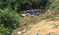Hiện trường vụ xe khách lao xuống vực tại Kon Tum.