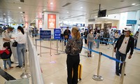 Hành khách làm thủ tục tại sân bay Nội Bài được yêu cầu xếp hàng cách nhau tối thiểu 2m để phóng chống dịch.