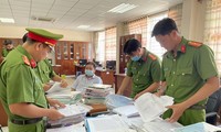 Công an tỉnh An Giang khám xét nơi làm việc của 3 cán bộ thuế bị khởi tố vì tiếp tay cho hoạt động mua bán hoá đơn trái phép.