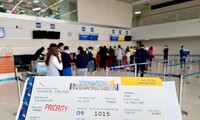 Giá vé máy bay đột ngột giảm giữa cao điểm du lịch hè 