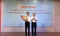 Ông Nguyễn Xuân Sang (trái) nhận quyết định tái bổ nhiệm cục trưởng Cục Hàng hải vào tháng 7/2020.