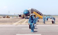 Gần 350 khách là công dân Việt Nam từ Mỹ về sân bay Vân Đồn ngày 12/9, thí điểm cách ly tập trung 7 ngày.