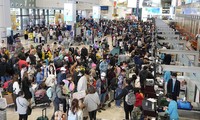 Hết Tết, sân bay Nội Bài và Tân Sơn Nhất vẫn đông nghịt khách