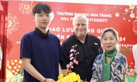 Sinh viên nước ngoài hào hứng tìm hiểu Tết Việt