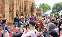 Du khách mê mẩn khám phá văn hóa Chăm giữa lòng phố biển Nha Trang