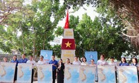 Bạn trẻ Khánh Hòa xúc động chào cờ bên mô hình cột mốc Trường Sa