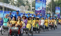 1.500 người diện áo dài, đi xích lô quanh phố biển Nha Trang