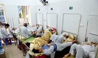 Bệnh nhân mắc sốt xuất huyết được điều trị tại BV Bạch Mai, Hà Nội. Ảnh: Như Ý