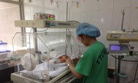 Một trong 7 bé sơ sinh từ Bệnh viện Sản Nhi Bắc Ninh đang được chăm sóc tại BV Phụ sản TƯ
