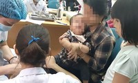 Gần 2.000 trẻ ở Bắc Ninh đã được ha mẹ đưa về Bệnh viện tại Hà Nội khám và xét nghiệm tìm xem có bị nhiễm sán lợn hay không. Ảnh: Hòa Thuận