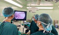 Các BS tiến hành ca phẫu thuật nội soi cắt u gan cho bệnh nhân