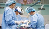 Các bác sĩ Bệnh viện Nhi TƯ thực hiện ca phẫu thuật tim cho bệnh nhi N.H.A (2 ngày tuổi, ở Nghệ An). Ảnh: BV cung cấp