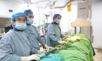 Các BS Bệnh viện tỉnh Phú Thọ trong ca phẫu thuật cứu cụ ông bị phình lớn quai động mạch chủ đe dọa vỡ. Ảnh: BV cung cấp