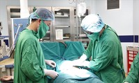 Các BS trong ca phẫu thuật mổ bắt con và lấy khối u khủng cho sản phụ