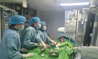 Các bác sỹ thực hiện ca phẫu thuật cho bệnh nhân Nguyễn V.Th