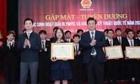 Lãnh đạo Bộ GD&ĐT và lãnh đạo T.Ư Đoàn trao Bằng khen cho học sinh