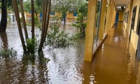 Ngập lụt bủa vây, học sinh Thừa Thiên Huế tiếp tục nghỉ học