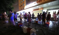 Dân chung cư Hà Nội xuyên đêm chờ lấy nước sạch