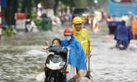 Phố biến thành sông, nhiều tuyến đường Hà Nội tắc nghẽn sau cơn mưa tầm tã