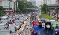 Ngày đầu tuần mưa lớn, nhiều tuyến phố Hà Nội ùn tắc dài
