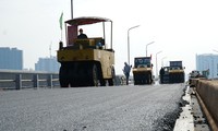 Cận cảnh &apos;đại công trường&apos; sửa chữa mặt cầu Thăng Long trước ngày thông xe