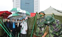 Xem quân đội thần tốc xây dựng Bệnh viện dã chiến tại Bạch Mai 