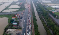 Người dân đội mưa rét trở về Hà Nội sau kỳ nghỉ Tết