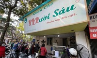 Người Hà Nội ‘rồng rắn’ xếp hàng, chờ cả tiếng để mua bánh trôi Tết Hàn thực