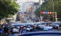 Nhiều phố Hà Nội ùn tắc kéo dài trong ngày đầu đi làm sau nghỉ lễ 