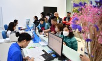 Hà Nội: Lo khóa sim, người dân đổ xô đi chuẩn hóa thông tin thuê bao