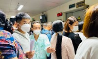 Bệnh viện đông nghịt người xếp hàng chờ khám trong ngày hè nóng 37 độ